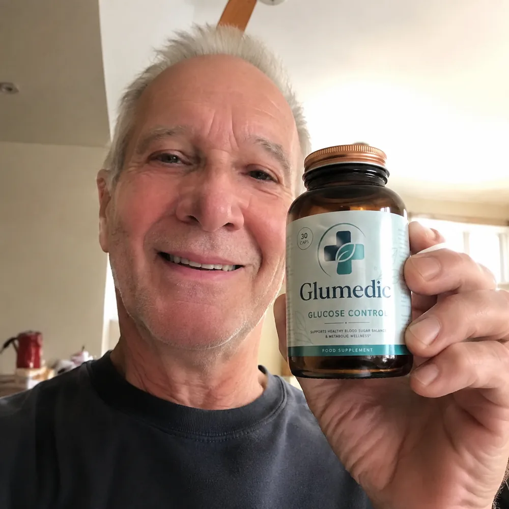 Person holding a bottle of Glumedic